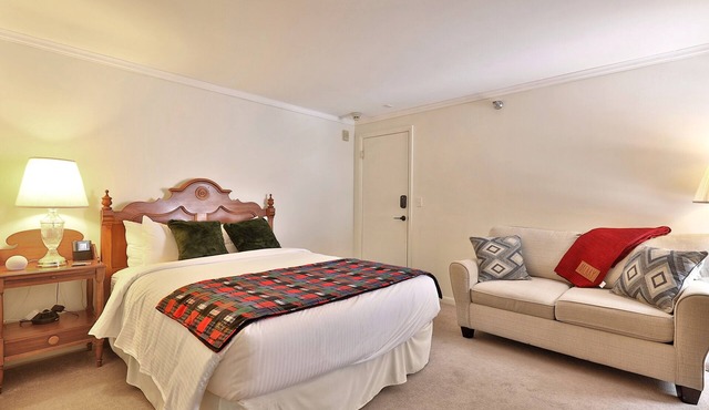 The Birch Ridge: Lace Room #3 - Queen Suite in Renovated Killington Lodge. Hot tubs.