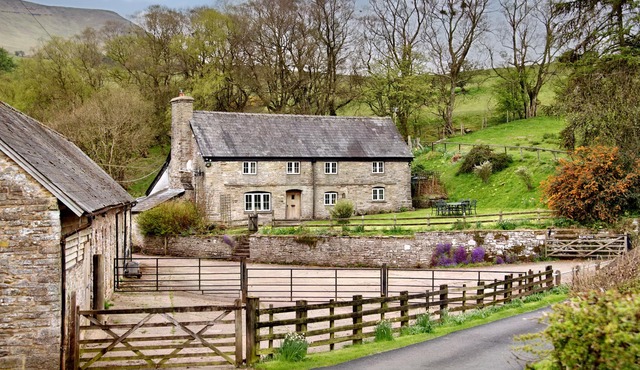 THE BIRCHES, family friendly, character holiday cottage in Hay-On-Wye