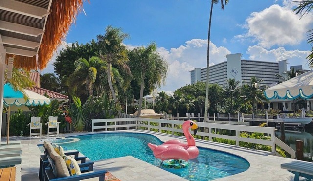 The Bird 2 blocks to beach-Heated Pool-Hot Tub
