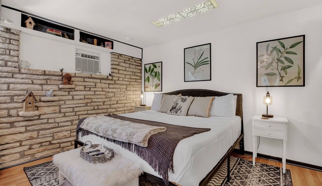 The Bird Haus - Cute Cottage with Jacuzzi tub