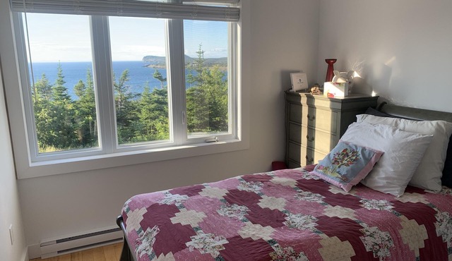 The Bird House- 3 bed unique home with Hot tub