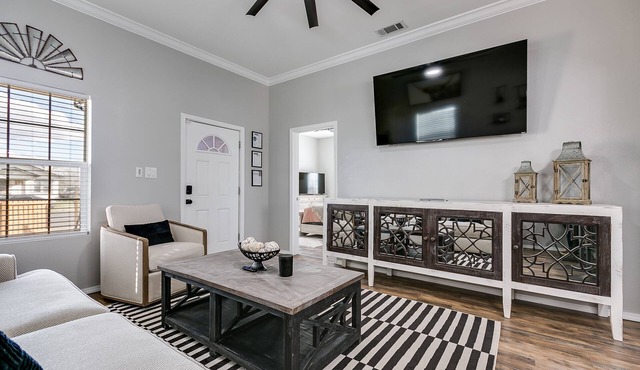The Bird House - 3 Bedroom Downtown Nest