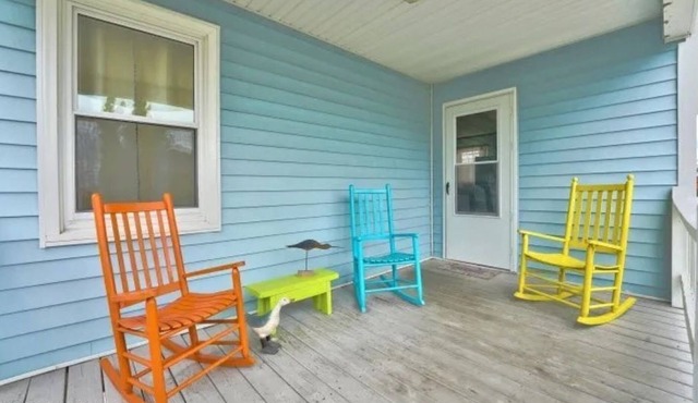 "The Bird House" A Cozy Historic Beach Cottage walking distance to beach!