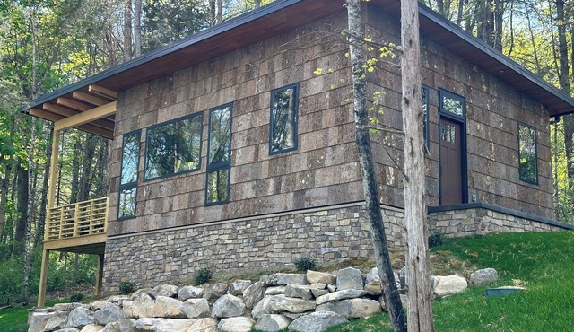 The Bird House - Brand new, 3.5 miles from VT, Privacy, Tile Shower, King bed.