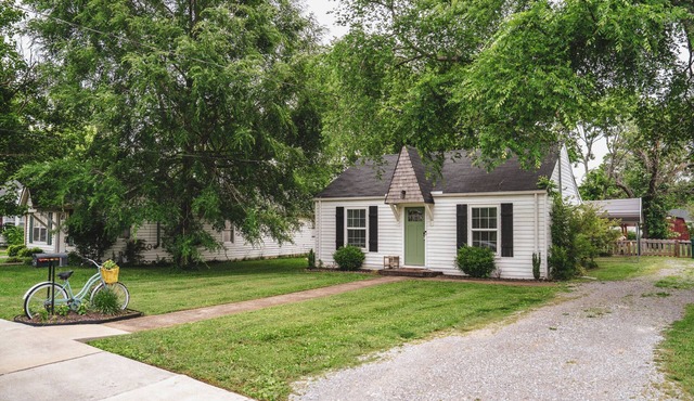 The Bird House – Charming Downtown Lebanon Stay, Pets Welcome!