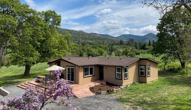 The Bird House.Completely updated 4-bedroom country home in Talent. Pet-friendly