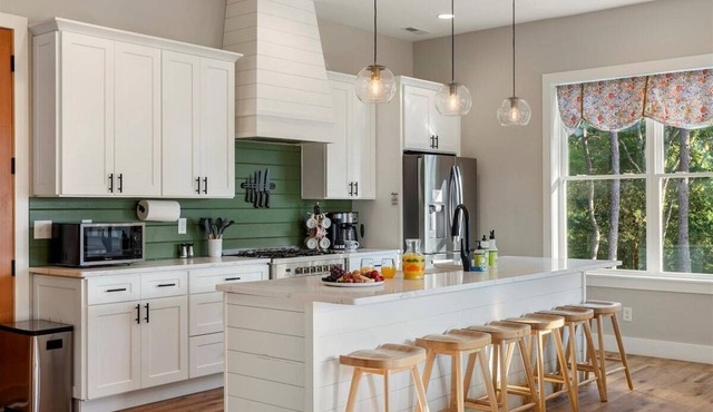 The Bird's Nest | Mtn Views | Close to Downtown!