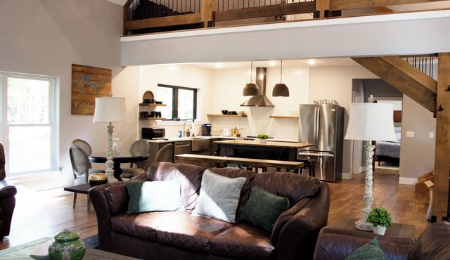 The Bird's Nest. Inclusive cabin home with a modern touch