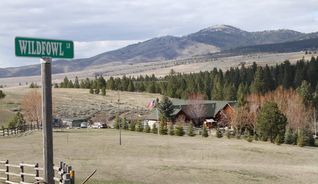 THE BIRDHOUSE,. Quiet Country Home in the Bitterroot Valley.