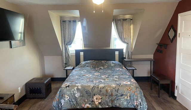 The Birdhouse. Studio apartment. Pets welcome, close to downtown and airport.