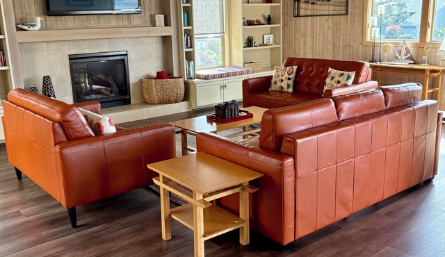 "The Birds" Easy walk to the beach, hot tub, fireplace, quiet and elegant.