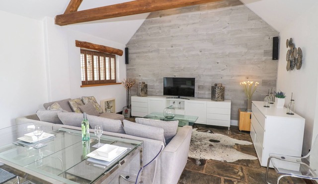 THE BIT ON THE SIDE, pet friendly, with a garden in Ettington