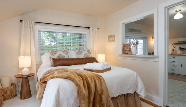The Bitterroot Bungalow, Hip Strip Cozy Suite