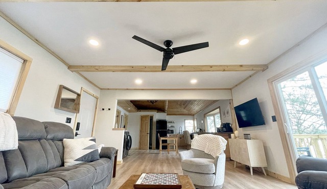 The BL Cottage - Lake Getaway with Panoramic Views, near Cascade Mountain