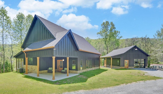 The Black Ace is Creek Front & Minutes to Town