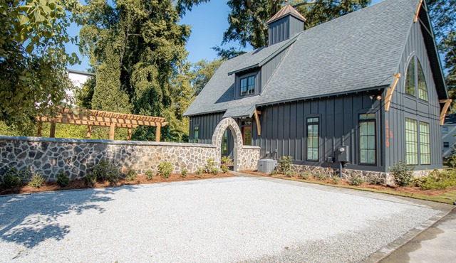 The Black Barn, 3 BR/3 BA House! Easy walking Distance To Everything!