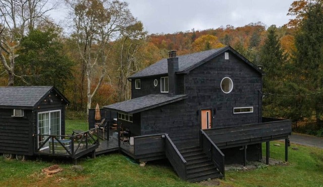 The Black Bear Cottage with tiny house & hot tub