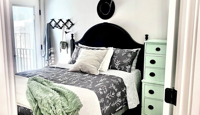 The Black Bird Bungalow -Charming Modern-Vintage Flair - Spa & Fireside