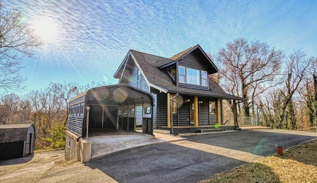 The Black Log Cabin – Hot Tub, Game Room & Walk to Downtown Fredericksburg.