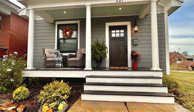 The Black Magnolia - downtown with a charming patio to enjoy