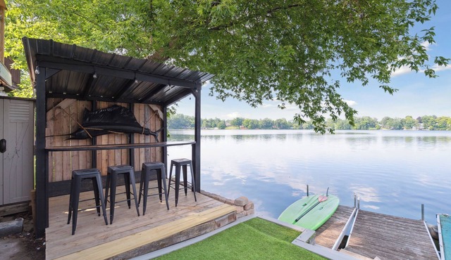 The Black Marlin Lakehouse - Brighton MI Waterfront Cottage