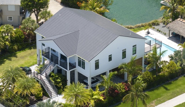 THE BLACK MARLIN - 3 BEDROOM/2.5 BATHROOM WITH POOL & TIKI HUT
