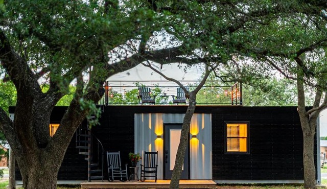 The Black Oak-Container Home 12 Min to Magnolia