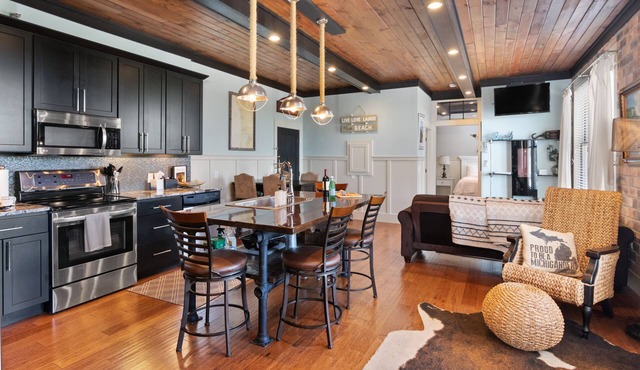 The Black Pearl: industrial condo sleeps 6, full size kitchen & scenic views!