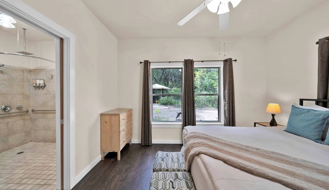 The Black Tail Deer- Private Room With a Forest View!