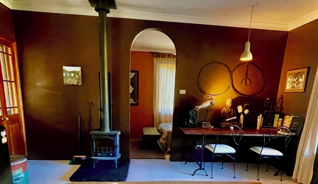 The Blacksmiths Rest - Romantic Cabin in woods beside magical creek