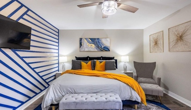 The Blissful Hideaway w/large backyard, jacuzzi and two connecting decks