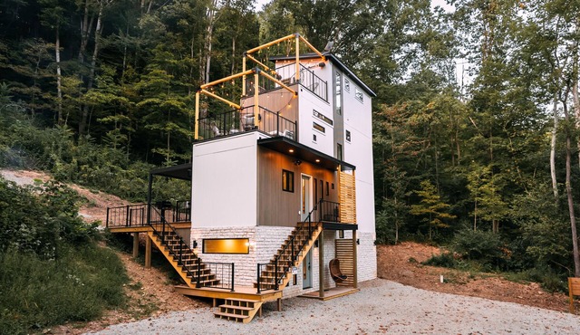 The Block Tower | Hocking, Luxury Modern Cabin
