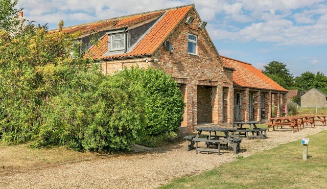 THE BLUE BELL, pet friendly, country holiday cottage in Burton Agnes