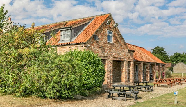 THE BLUE BELL, pet friendly, country holiday cottage in Burton Agnes