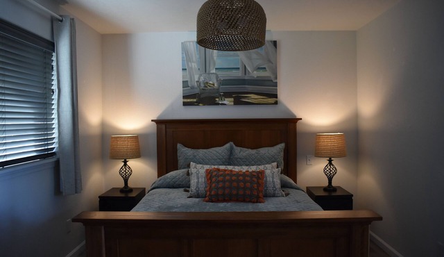 The Blue Bird A Luxury Lovely Cottage with Deck and Peek a Boo Views of Ocean