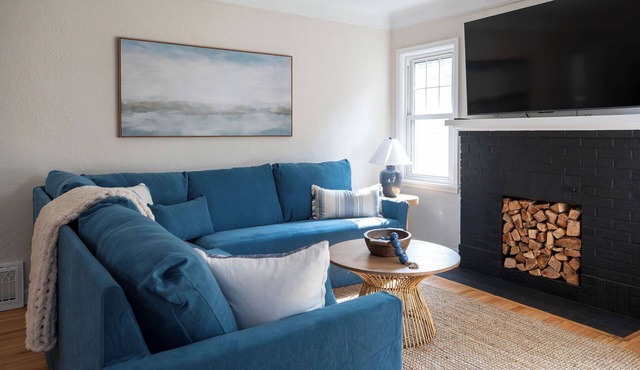 The Blue Bungalow: Fully renovated 4BR, 2BA home with cozy Minnesota vibes.