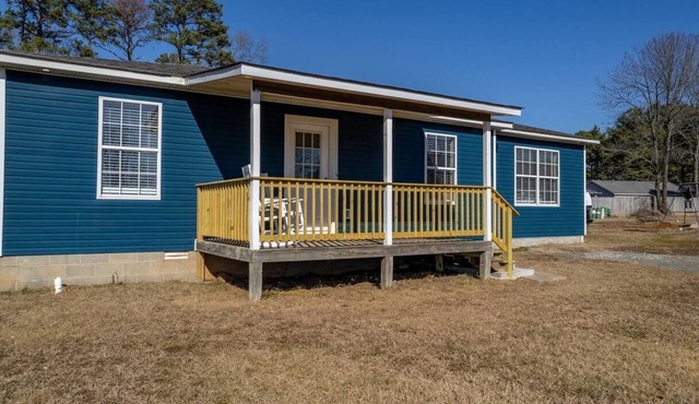 “The Blue Bungalow” Great location RV hookup addon