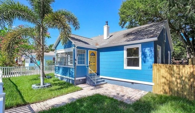 The Blue Bungalow by Crescent Lake Walk 2 Downtown K&Q Hot Tub Private Courtyard