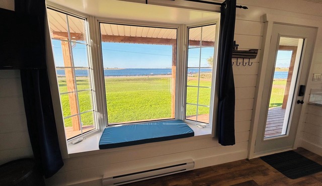 The Blue Buoy- Hot tub, King bed, Centrally located, stunning views.