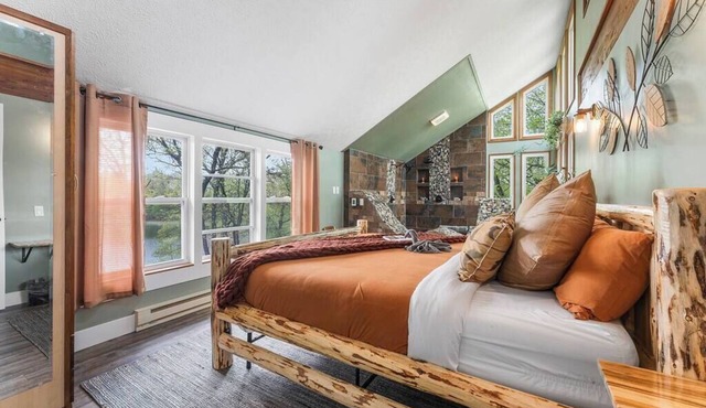 The Blue Canoe: Lakefront, Skiing and Hot Tub