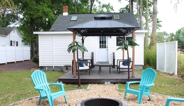 The Blue Crab is 5 blocks from Beach, 0.5 miles to Beach, 100 ft from bay.