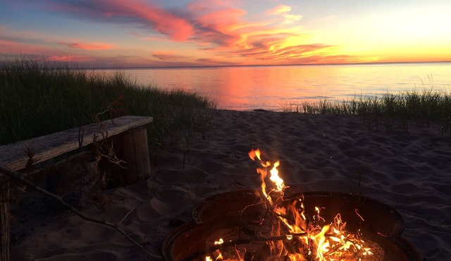 The Blue Dog - Lake Michigan Cottage on the Beach - Good Hart