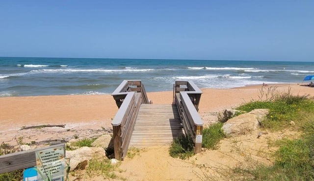 The Blue Dolphin Beach Cottage - Bring your bathing suit and your pup!