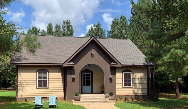The Blue Door 10 min to TIEC 2BR 2BA House Private Modern Clean Quiet 7 acres