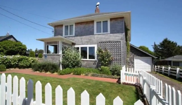 The Blue Door Beach Cottage: 4 BDRM/2 Bath/Large Yard, Dog Friendly