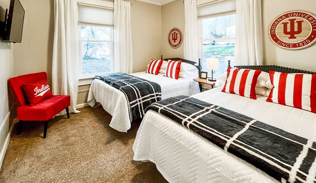 The Blue Door Bungalow - Central & Walkable to Downtown & Indiana University