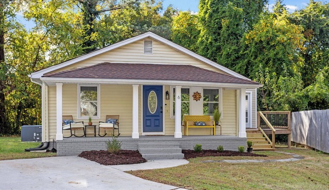 The Blue Door Bungalow. Walk to Duke Medical/VA.