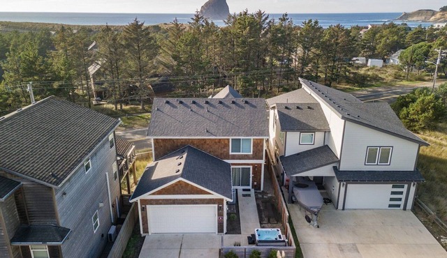 The Blue Door- Gorgeous Brand new 2022! Near beach