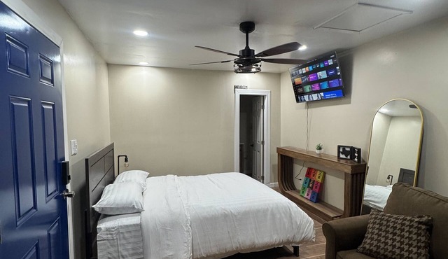 The Blue Door Studio: Modern & Cozy El Paso Stay