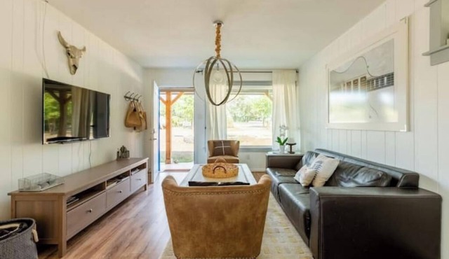 The Blue Door- Cozy Ranch Style for up to 6 in the Texas Hill Country~Come Stay!